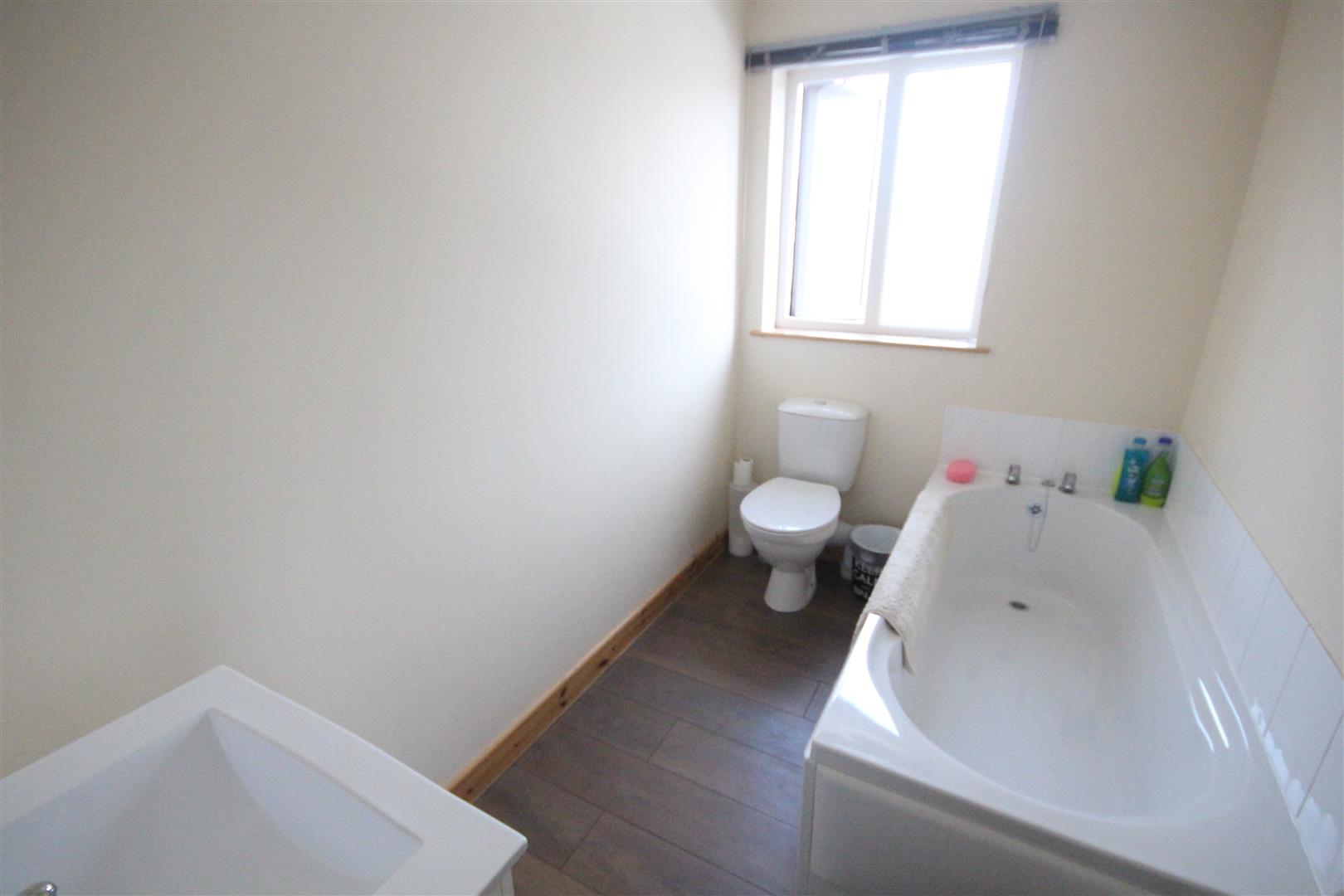 4 bedroom semi-detached house Let Agreed in Earby - IMG_8372.jpg